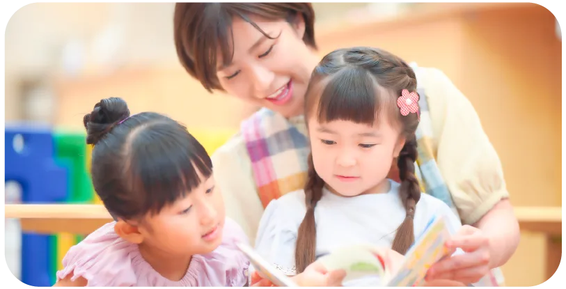 子供と先生が遊んでいる写真