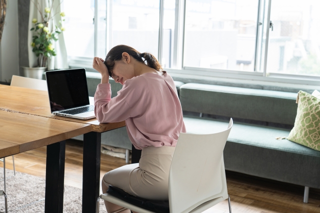 残業に悩む女性