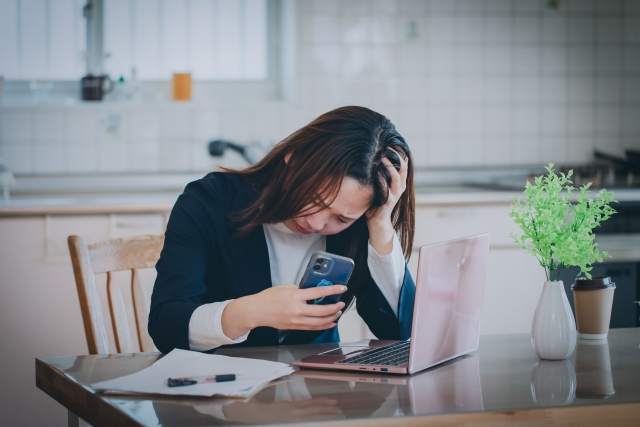 悩む社会人女性