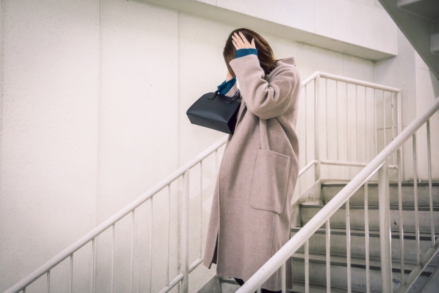 悩む女性のイメージ