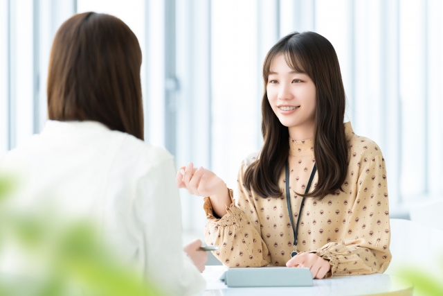 相談する女性