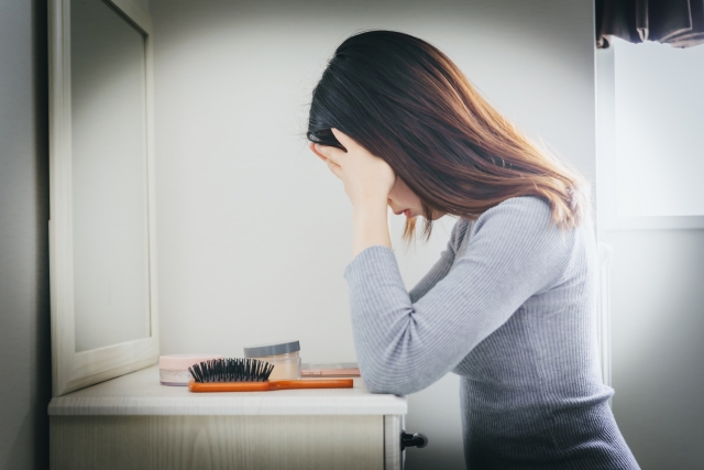 人間関係に悩む女性のイメージ
