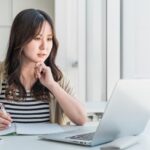 研修を受ける女性