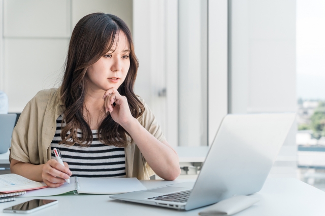 研修を受ける女性