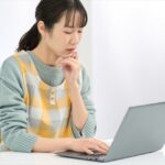 事務作業をする保育士