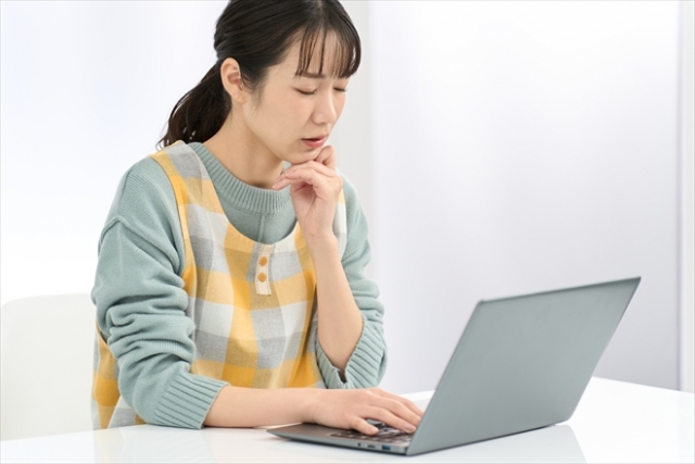 事務作業をする保育士