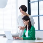 OJTを行う二人の女性