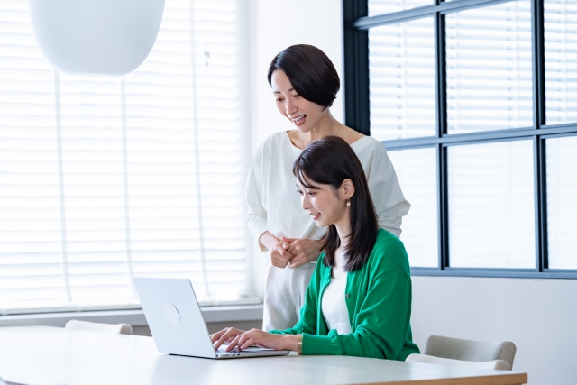 OJTを行う二人の女性